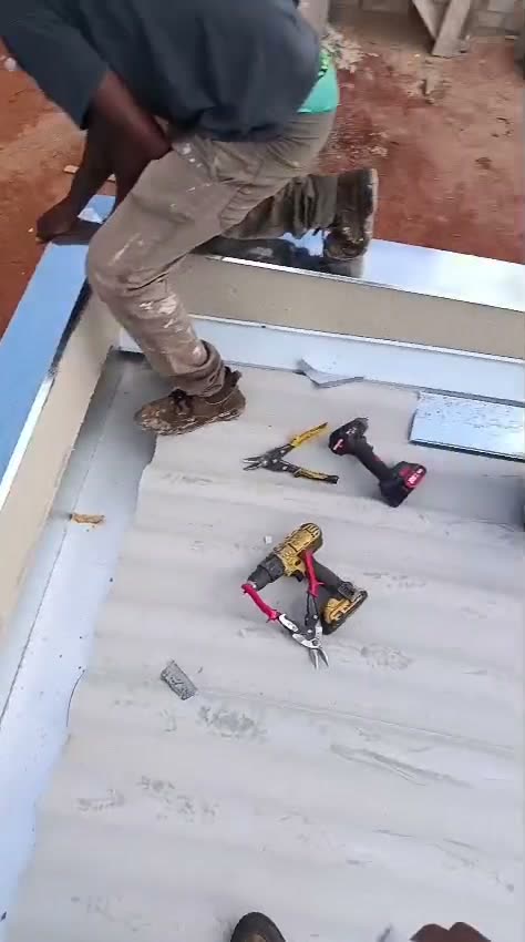 Instalação de calha e rufo em telhado