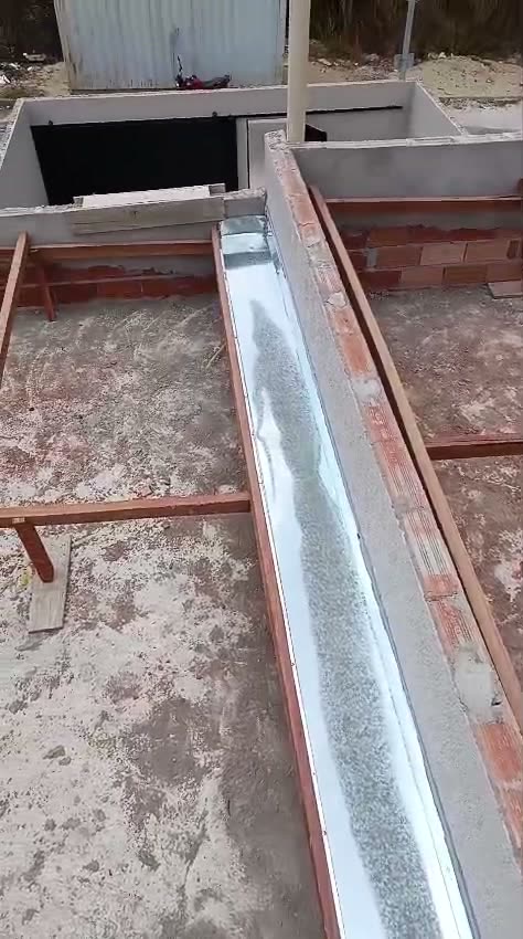 Calha de platibanda com saída para condutor
