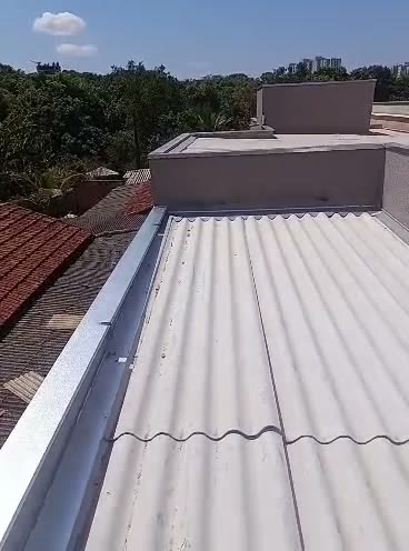 Calha instalada em telhado de fibrocimento com platibanda