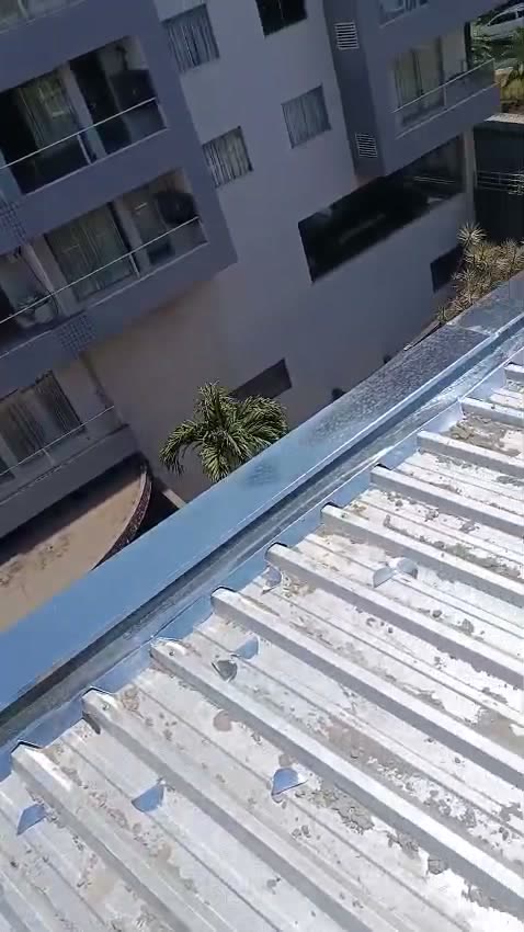 Telhado metálico de prédio comercial com acabamentos em chapa