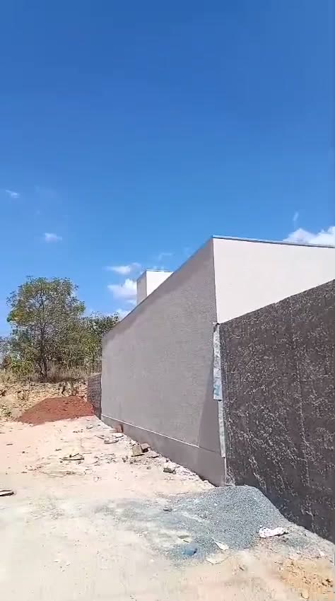 Condutor metálico de água pluvial na quina de fachada